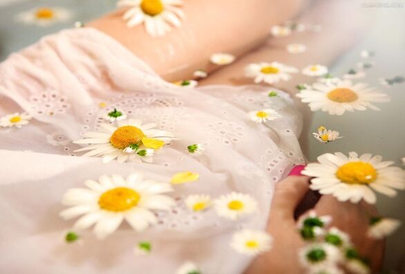 Bei lumbaler Osteochondrose empfiehlt sich ein Bad mit Zusatz von Kamillenblüten. 