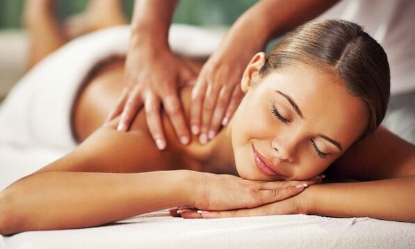 Massage trägt zur wirksamen Behandlung der Osteochondrose der Lendenwirbelsäule bei. 
