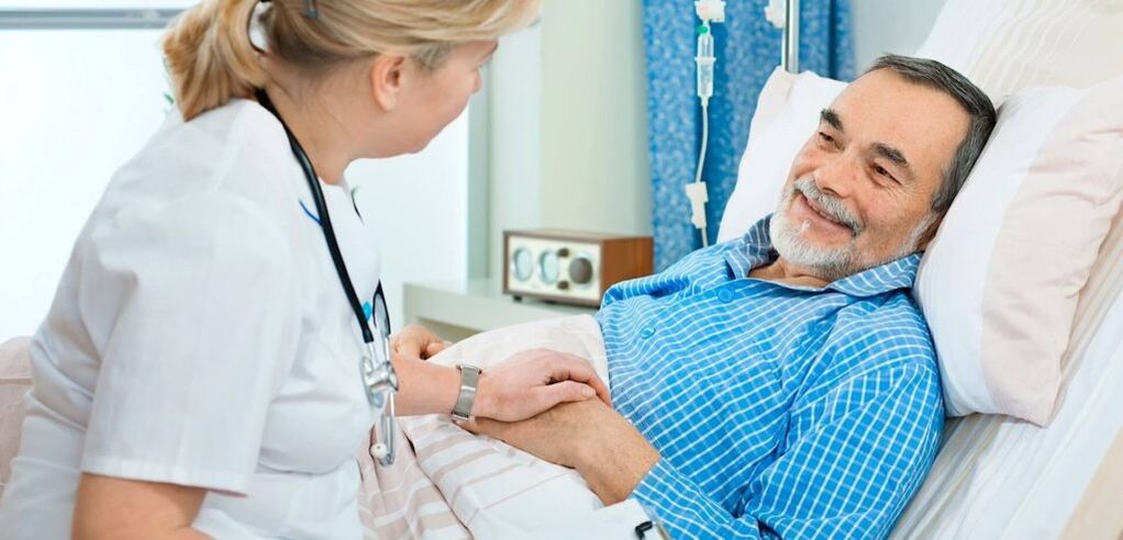 Rehabilitation eines Mannes nach dem Ersetzen des Kniegelenks
